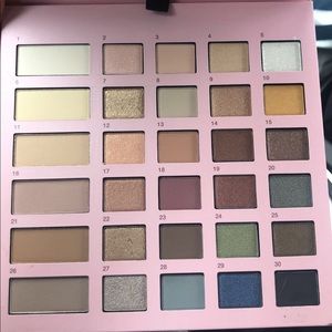 Easy on the eyes eyeshadow palette